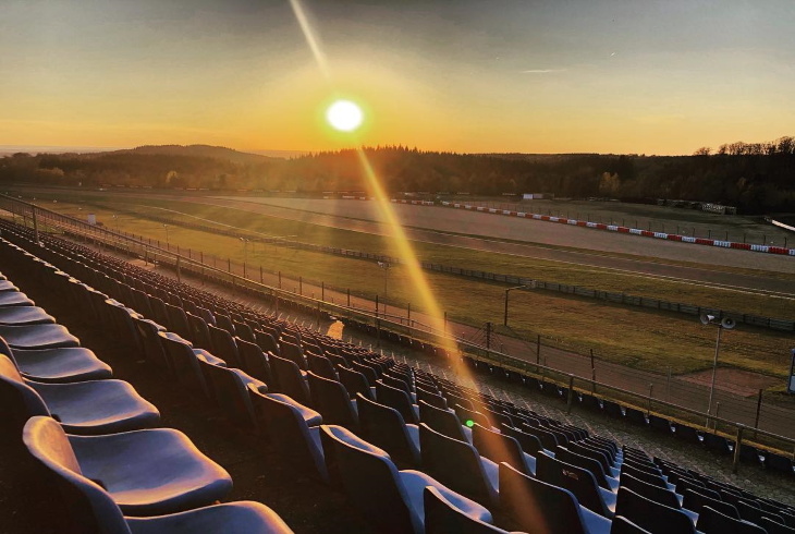 Nürburgring beim Sonnenuntergang